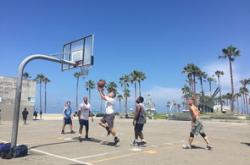 哈登重返赛场，比赛局势复杂首场状态出色，巴黎圣日耳曼观众沸腾！